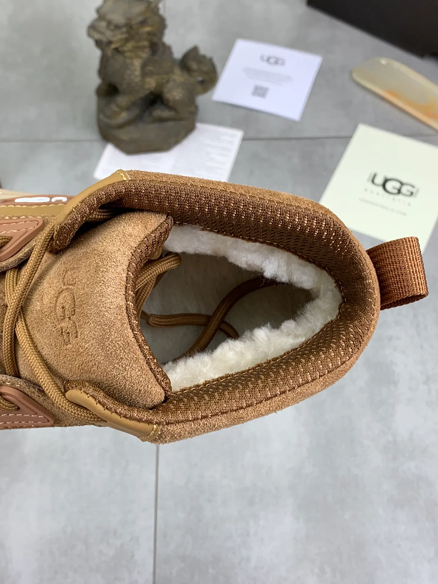 Men's shoes 💰P640 [New style] 💰 🆘 "Real wool" [UGG] 👉The popular men's shoes are synchronized with the official website 🔰The quality of the genuine products [satisfied] is not comparable to the imitations in the general market 🌀The upper is imported Italian frosted cowhide, and the lining is: foot pad 🅰️ grade 🐑Real wool👻Only Grade A can show the effect The hand feels smooth and delicate 🔱The shoe shape is grand, only genuine manufacturers can achieve it 🎄The perfect toughness of the original outsole 👻⬛️ can allow customers to bid farewell to one-time consumption. Real wool lining, super warm. Available in brown or gray. Number of yards: 39-44